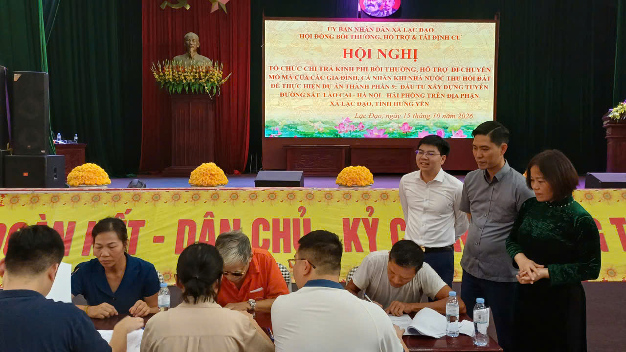 Hội đồng bồi thường, hỗ trợ, tái định cư xã Lạc Đạo tổ chức chi trả kinh phí bồi thường, hỗ trợ di chuyển mồ mả cho các gia đình, cá nhân thôn Trung Kiên, Tân Nhuế, Hùng Cường khi Nhà nước thu hồi đất để thực hiện Dự án thành phần 9: Đầu tư xây dựng tuyến đường sắt Lào Cai - Hà Nội - Hải Phòng trên địa phận xã Lạc Đạo, tỉnh Hưng Yên.